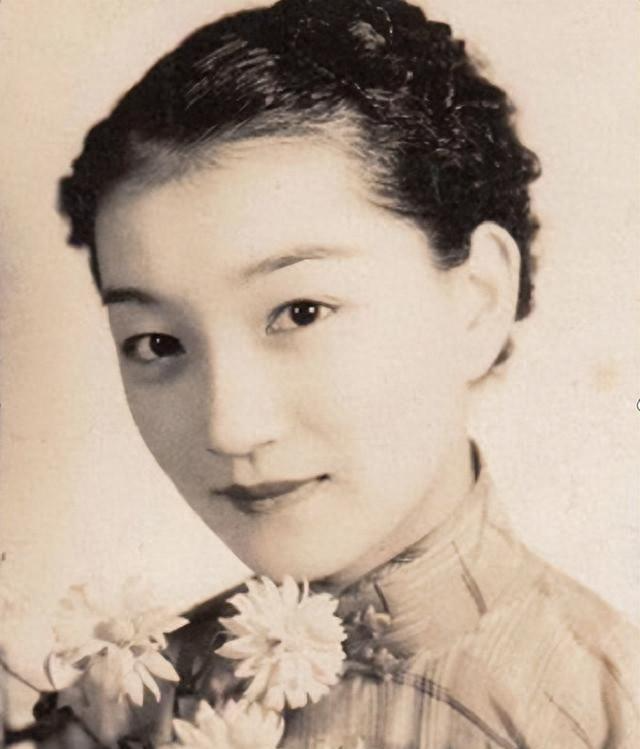 开云网页版-1965年陆小曼病世，翁瑞午的长女见四下无人，迅速解开她的衣扣